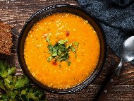 Рецепта Лесна супа с червена леща, моркови, чесън и масло